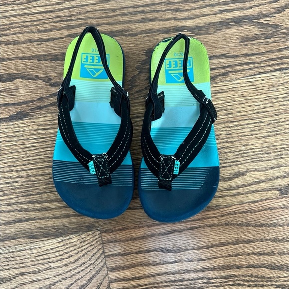 9/10 little kid reef flip flops - Picture 2 of 4